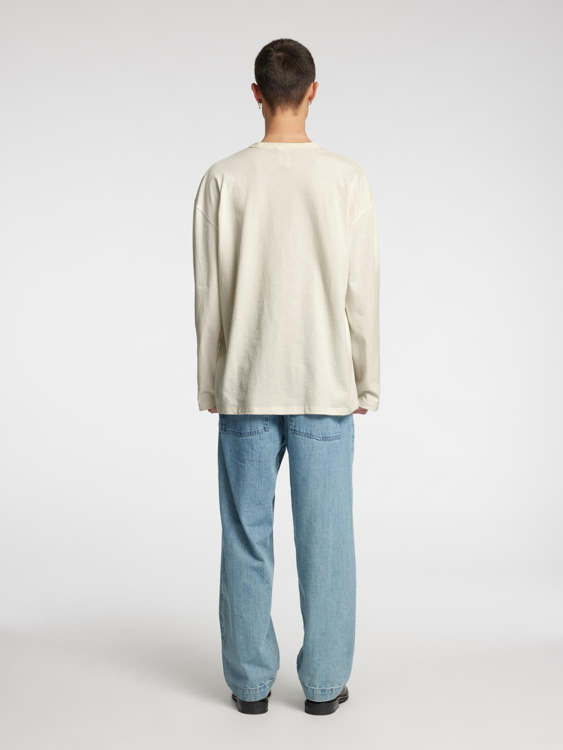 model_shot-back