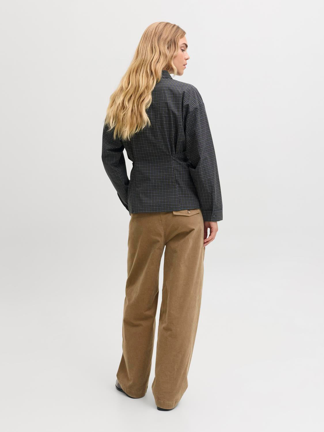 model_shot-back