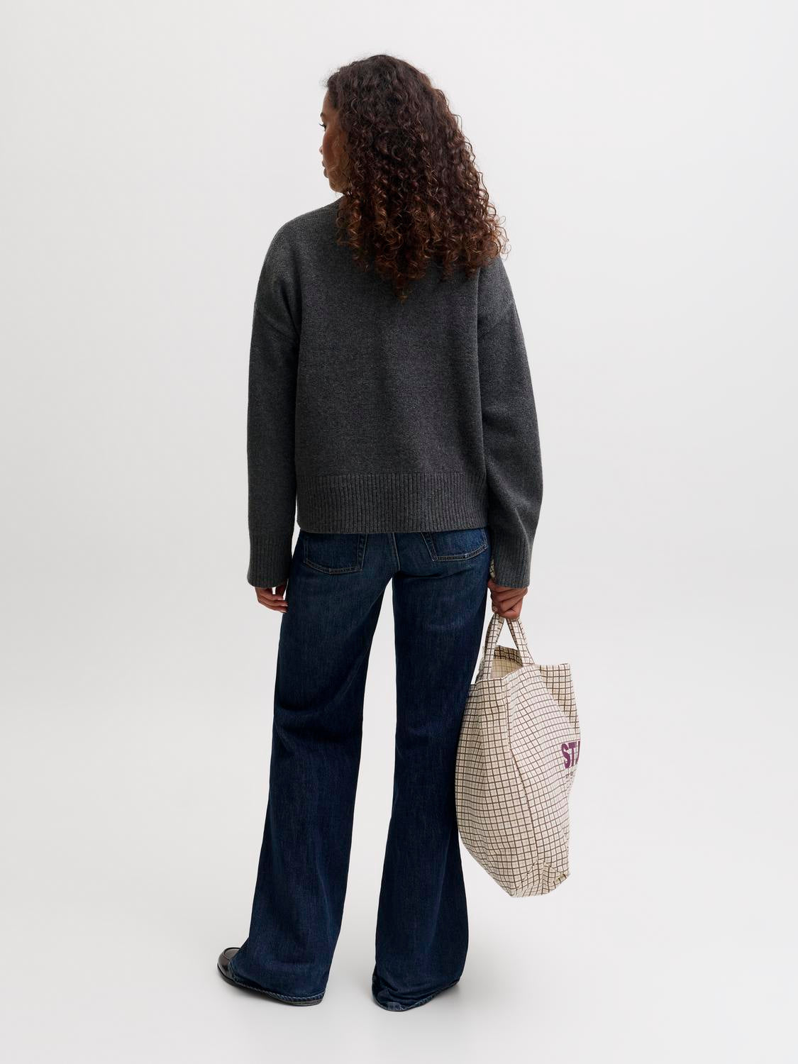 model_shot-back