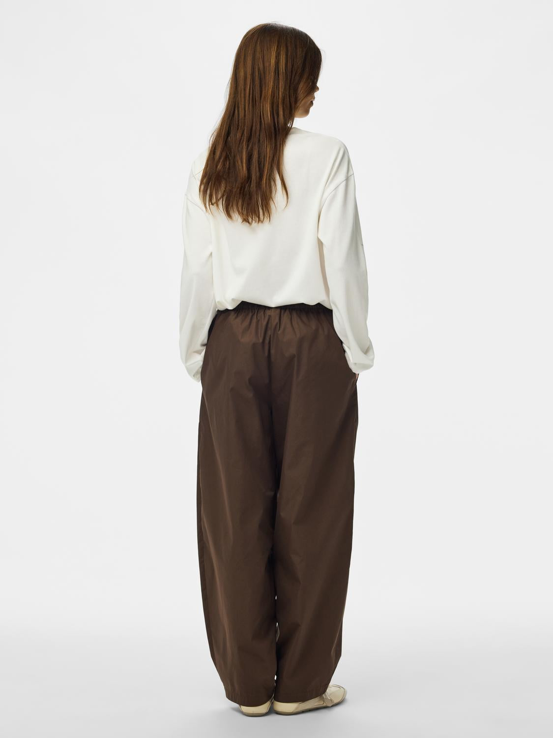 model_shot-back