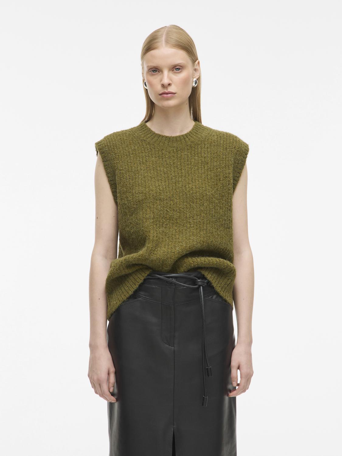 model_shot-front