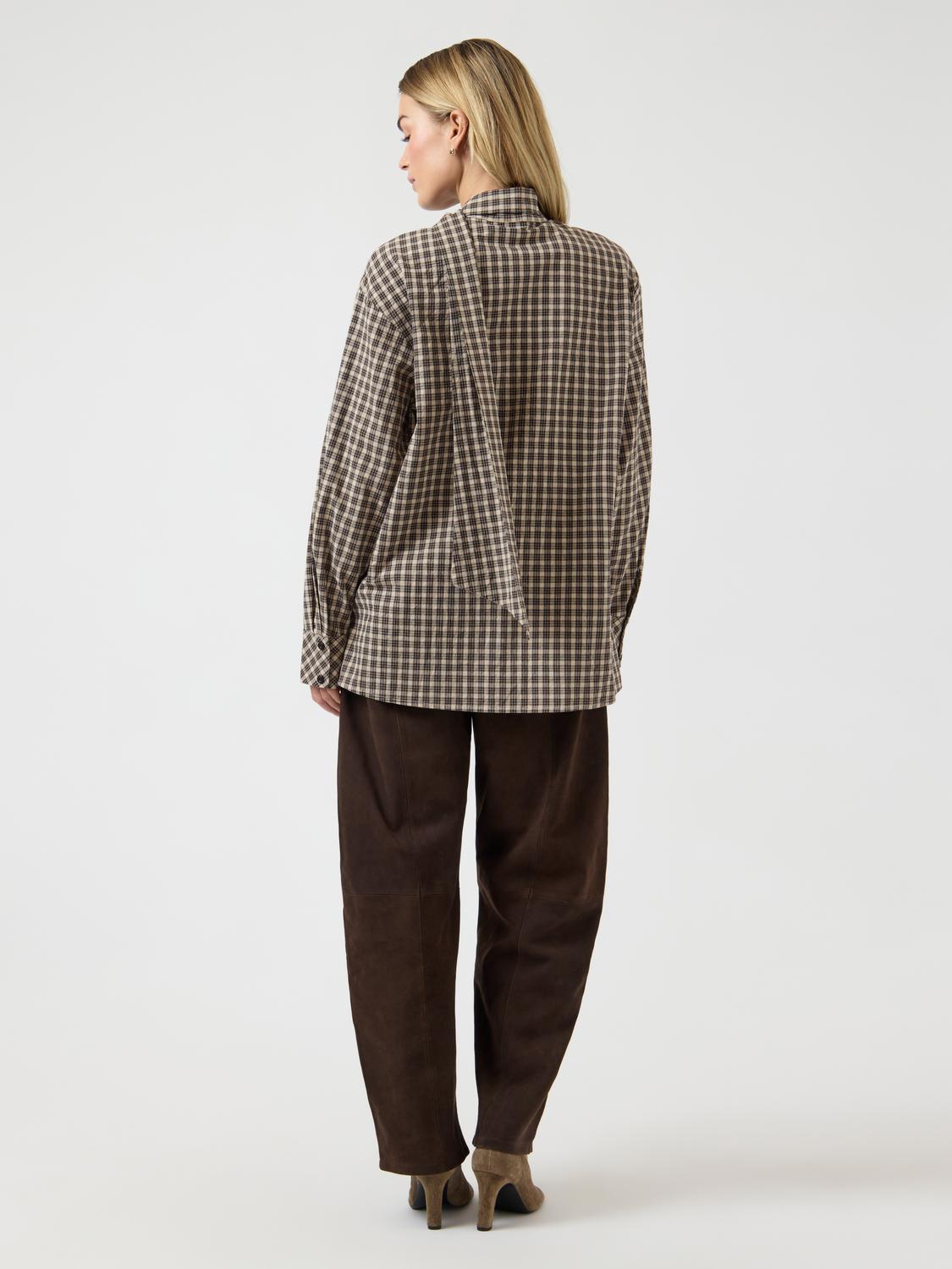 model_shot-back