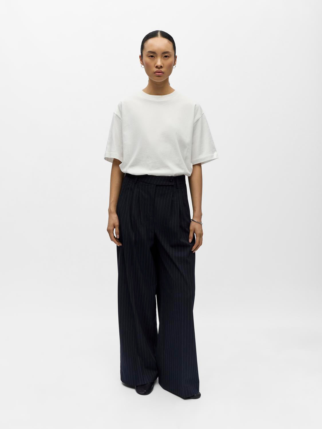 model_shot-front_full