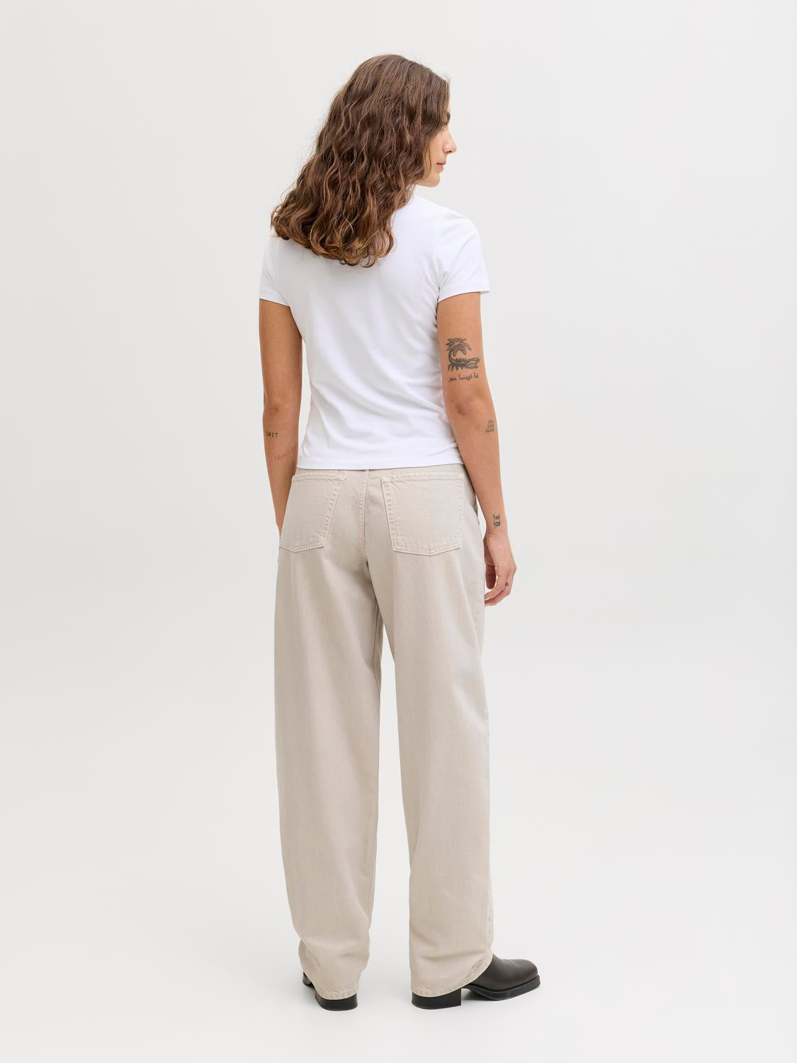 model_shot-back