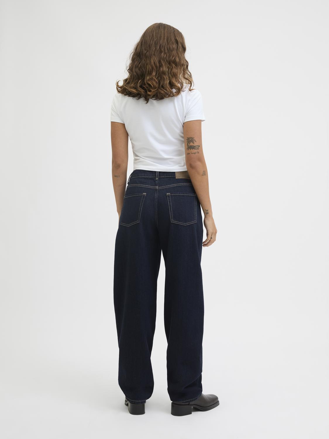 model_shot-back