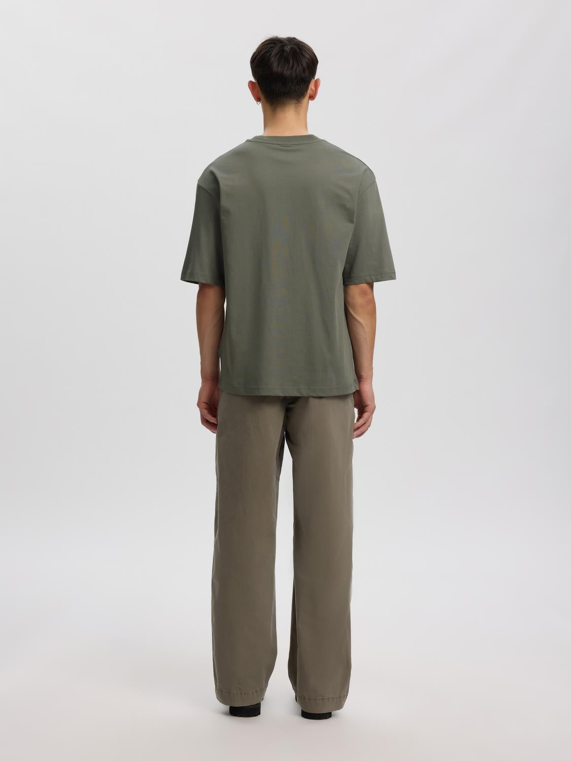 model_shot-back