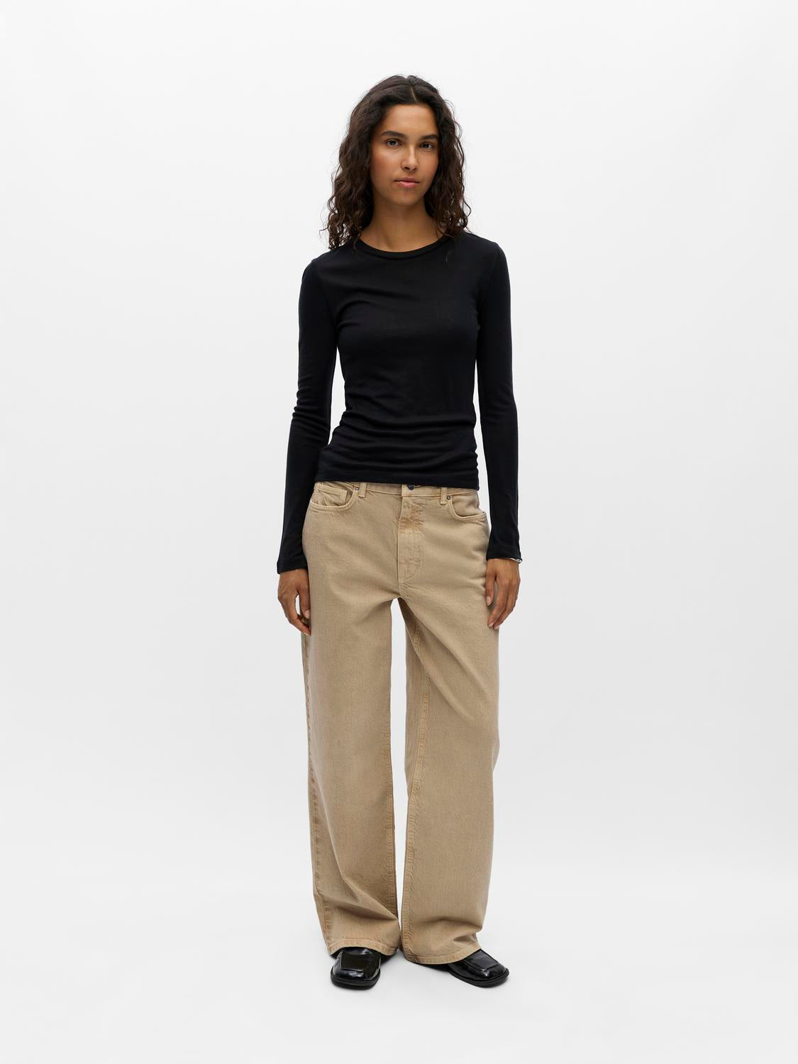 model_shot-front_full