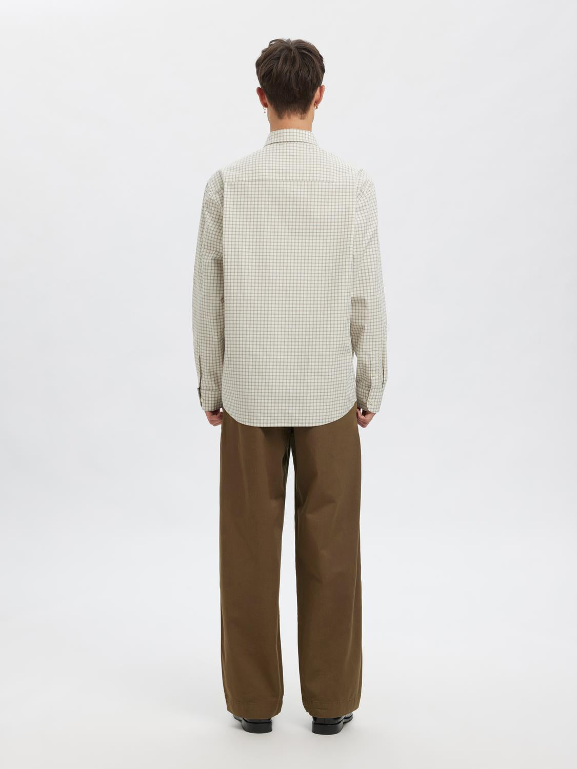 model_shot-back