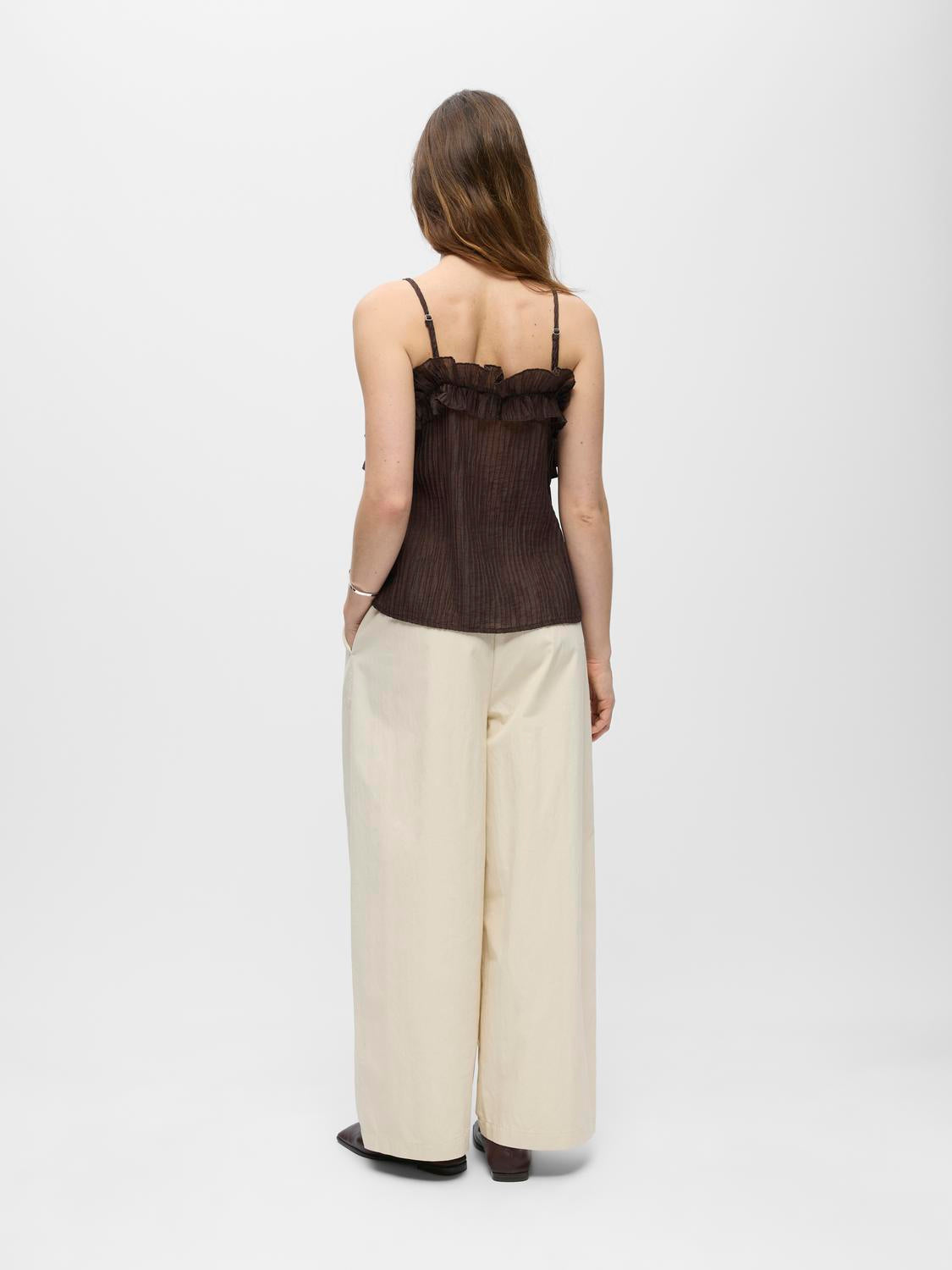 model_shot-back