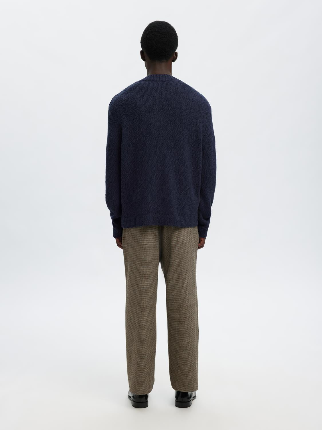 model_shot-back