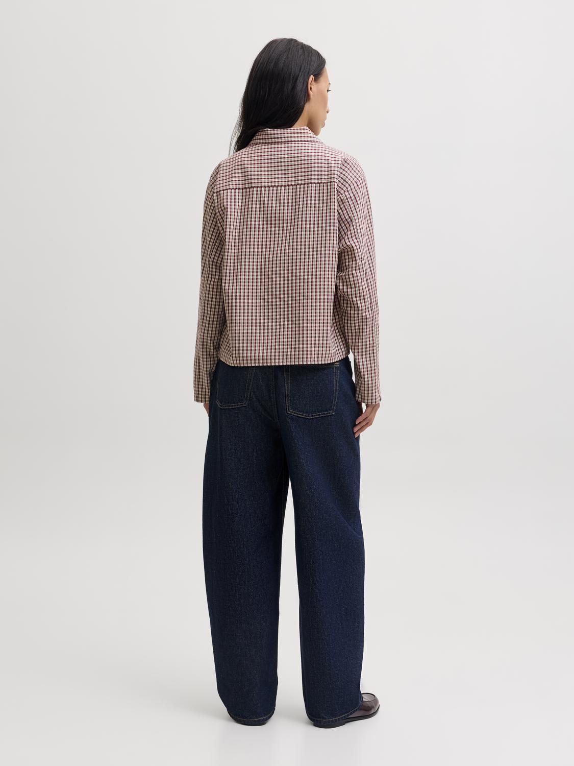 model_shot-back