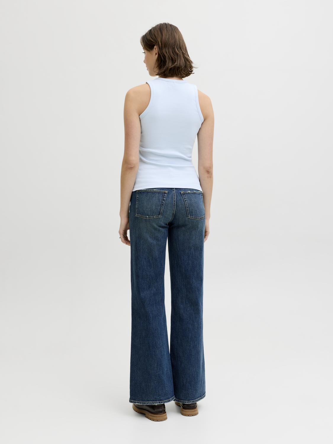 model_shot-back