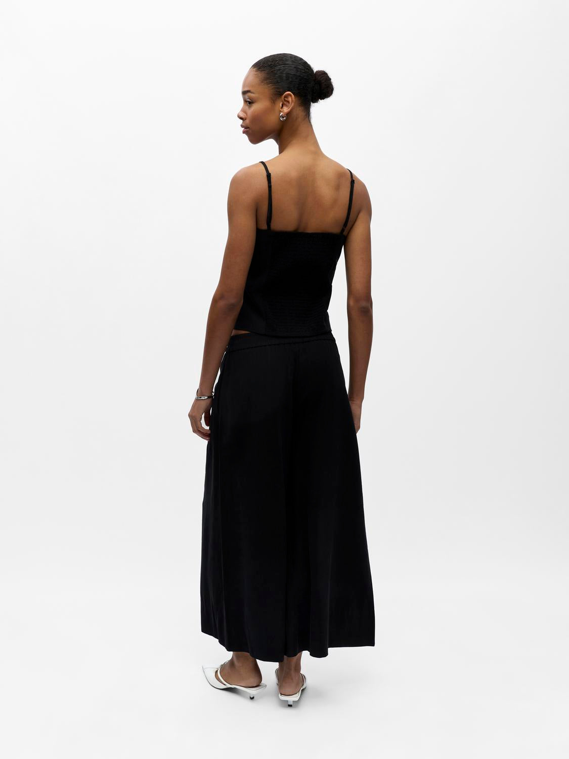model_shot-back