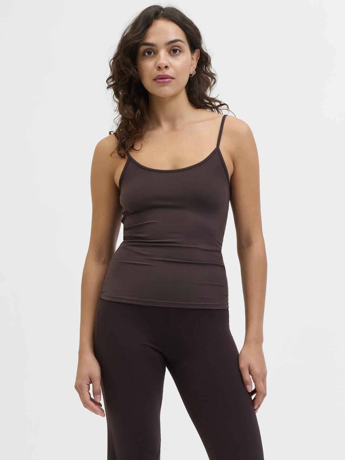 model_shot-front