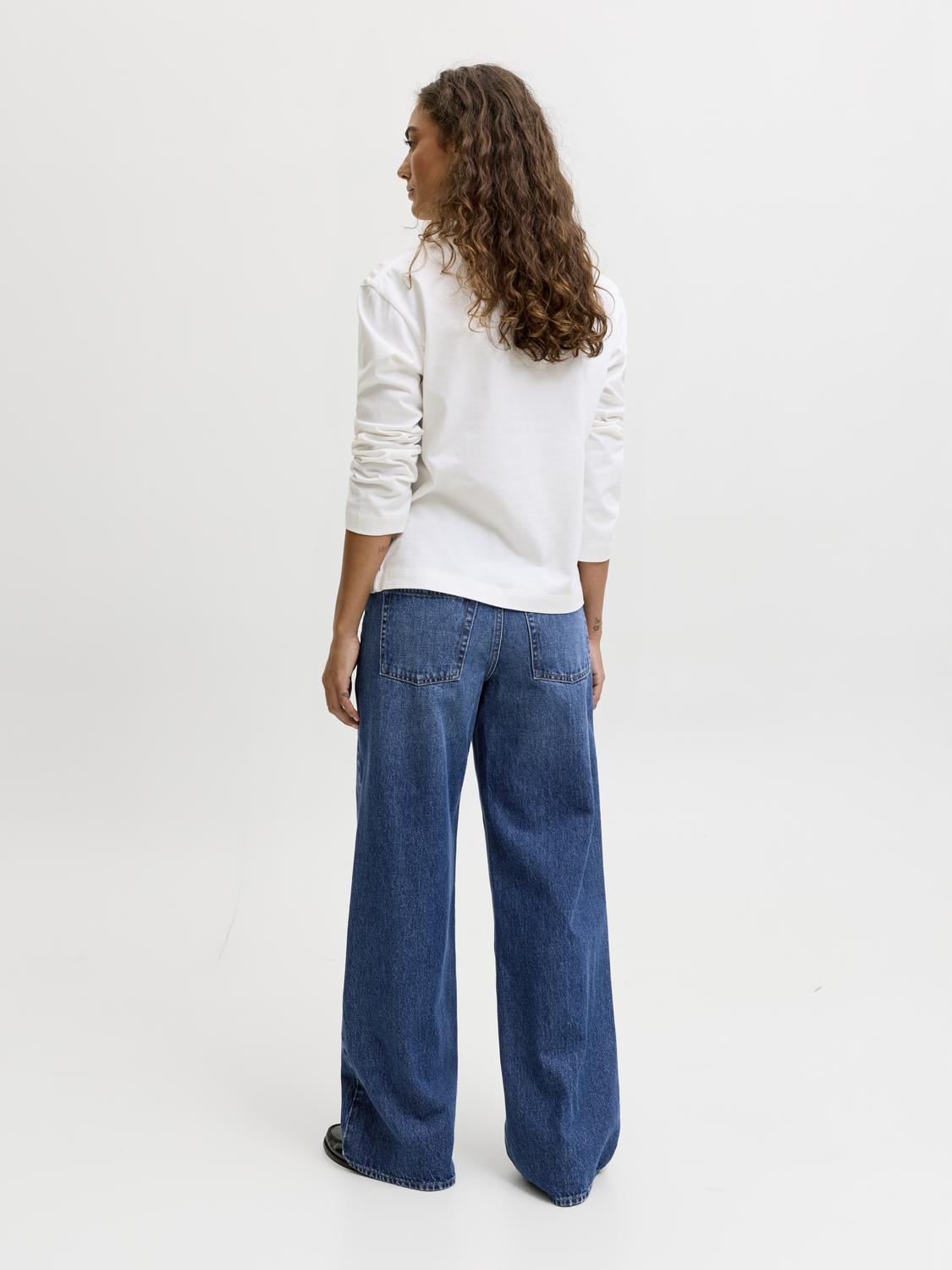 model_shot-back
