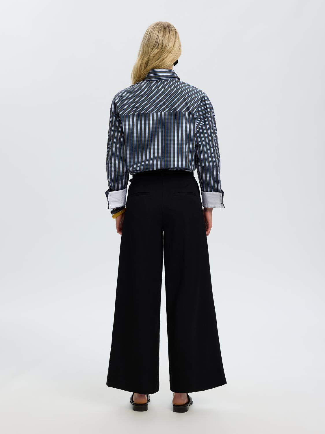 model_shot-back