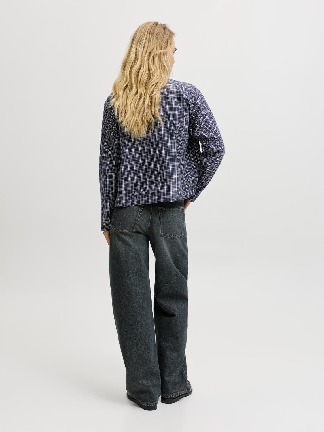 model_shot-back