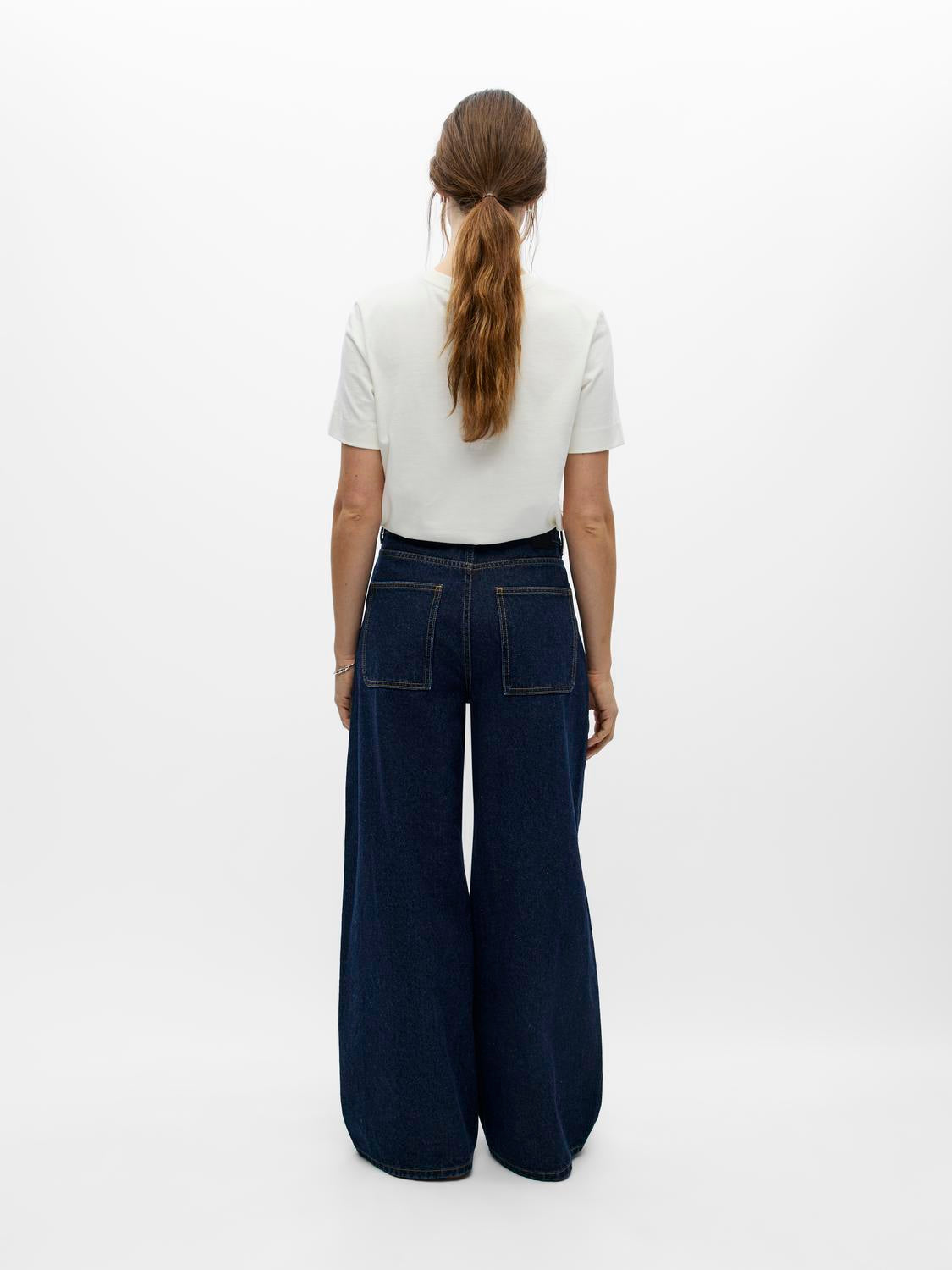 model_shot-back