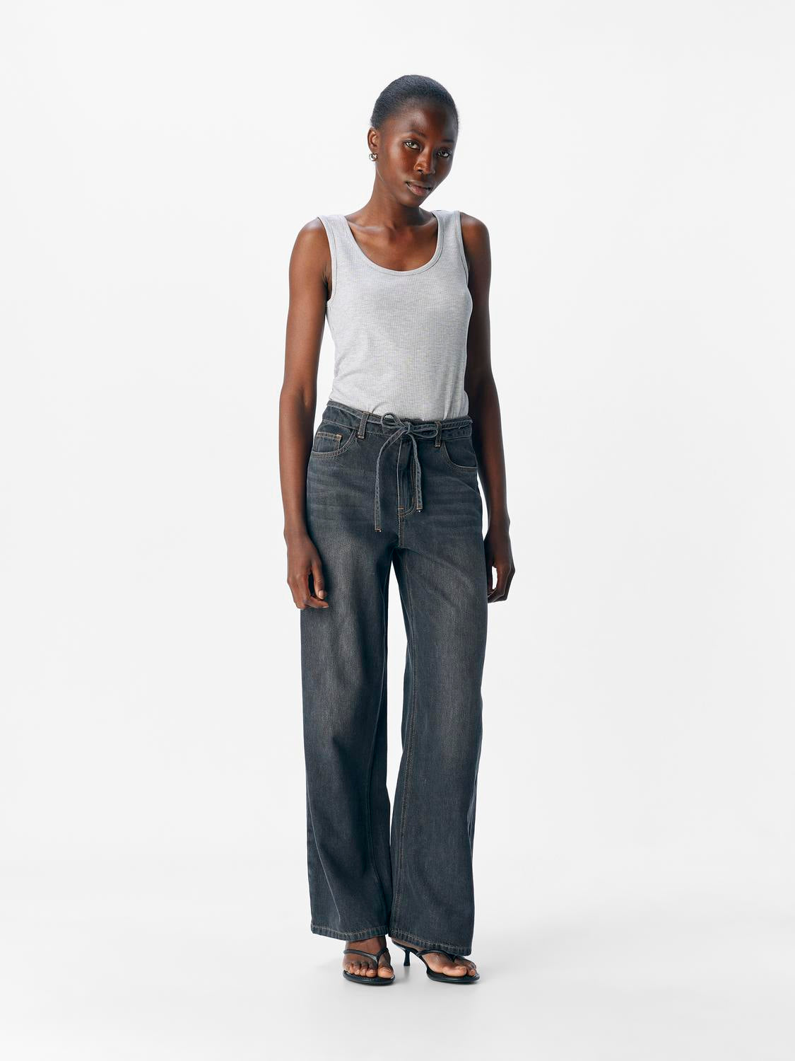 model_shot-front_full