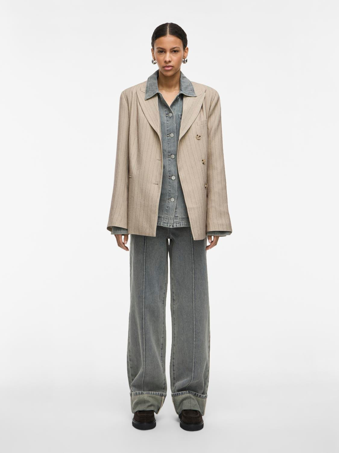 model_shot-front_full