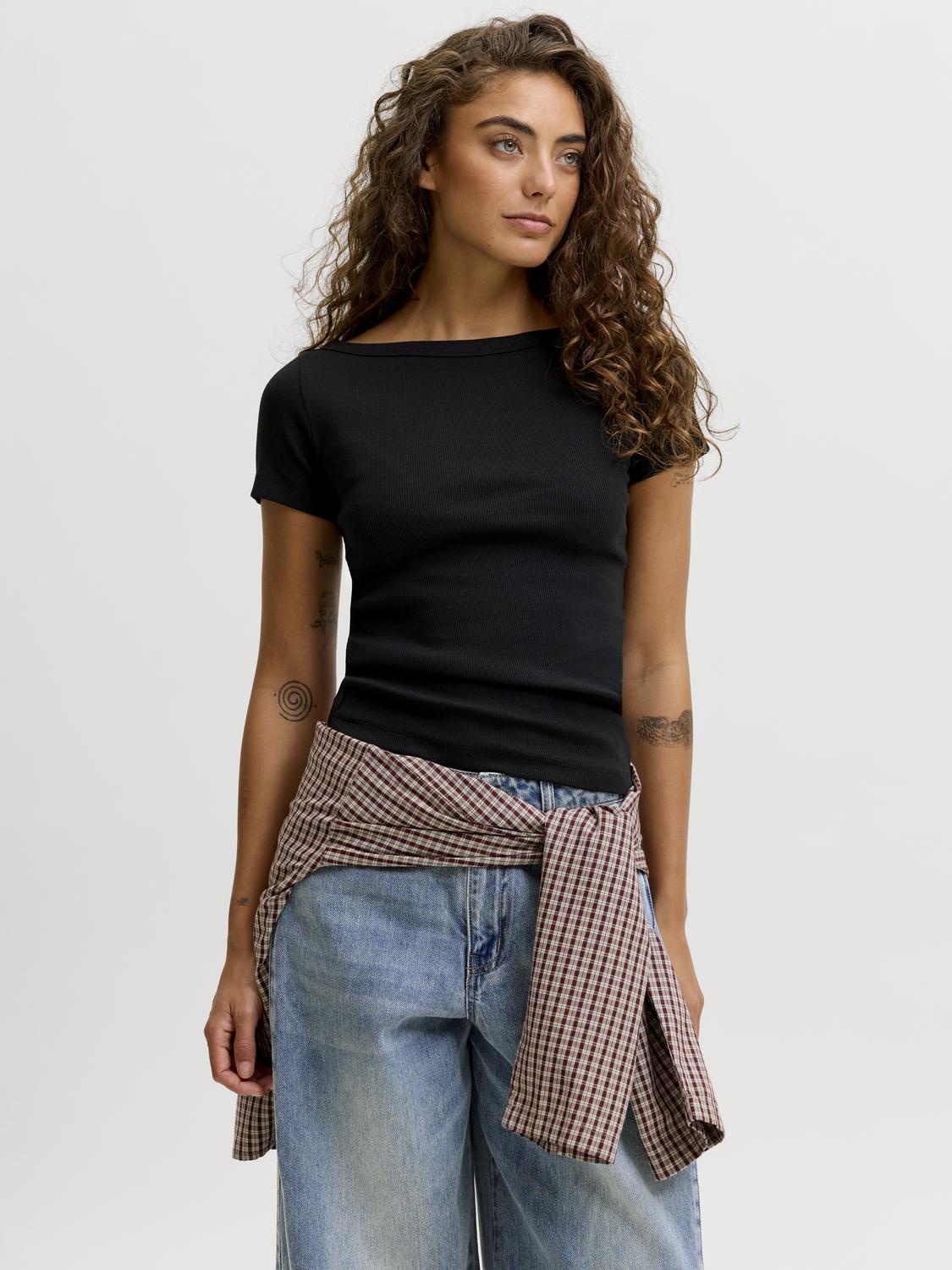 model_shot-front