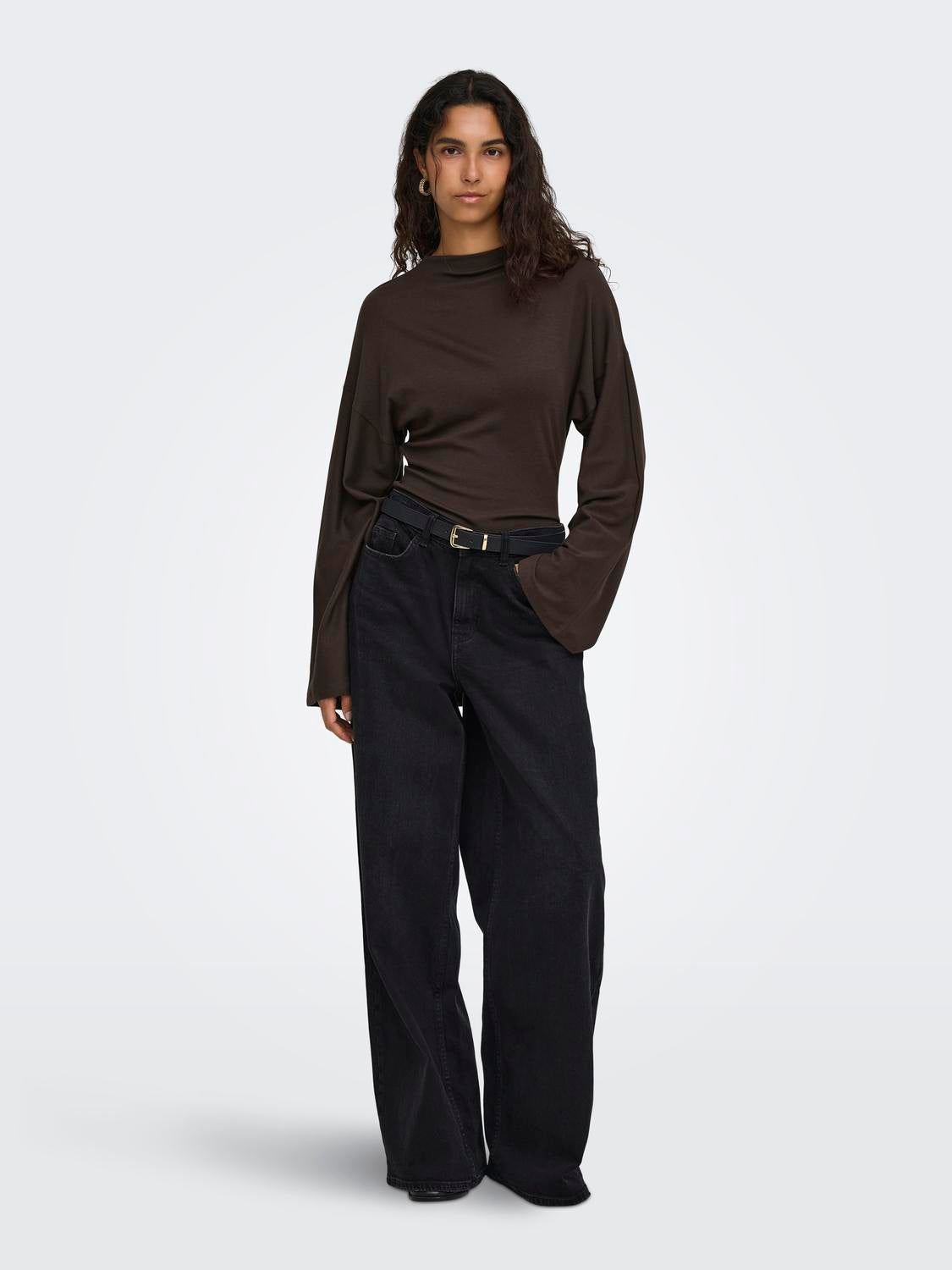 model_shot-front_full