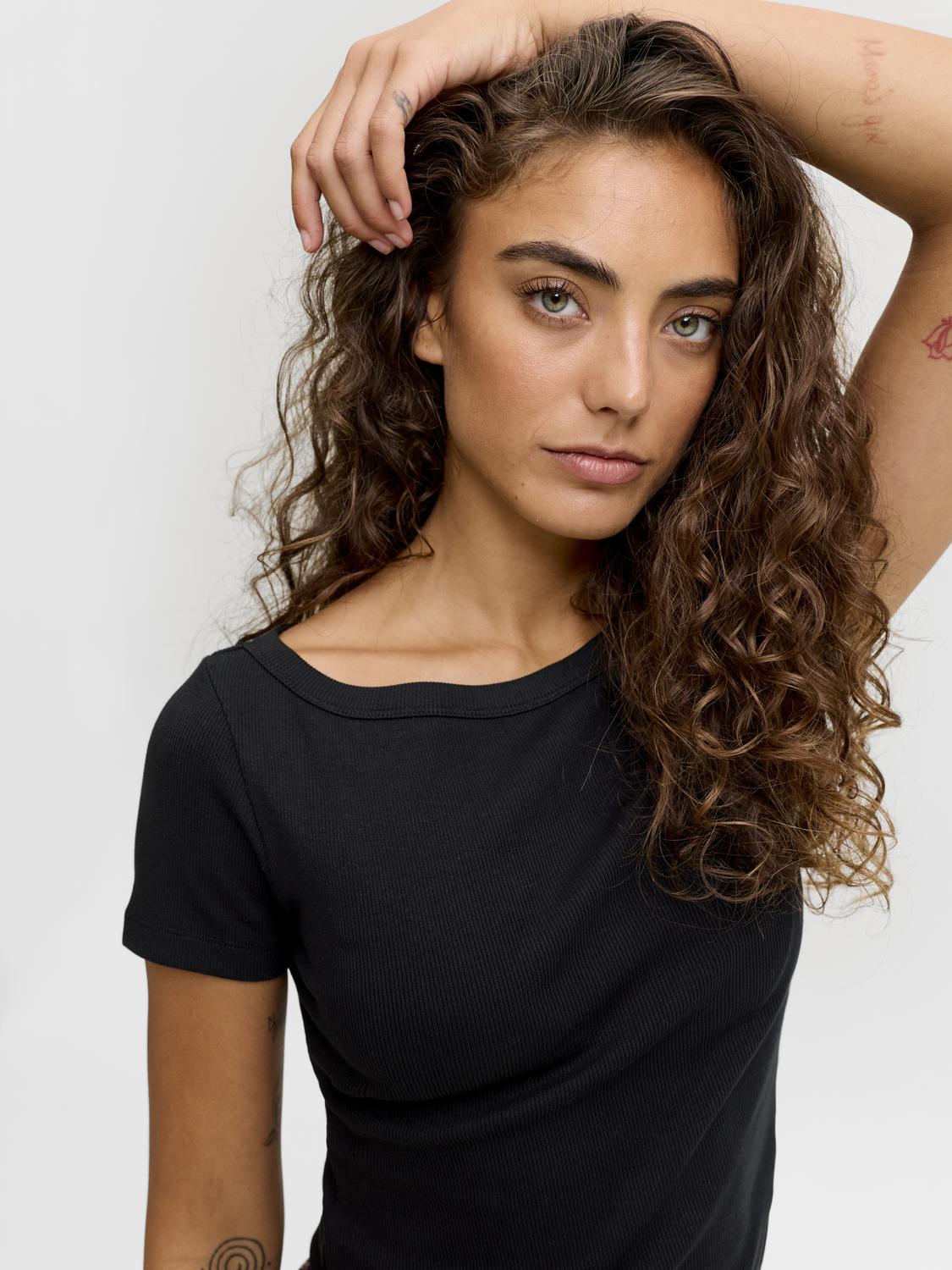 model_shot-creative