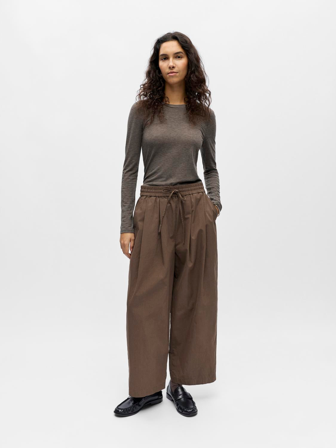 model_shot-front_full