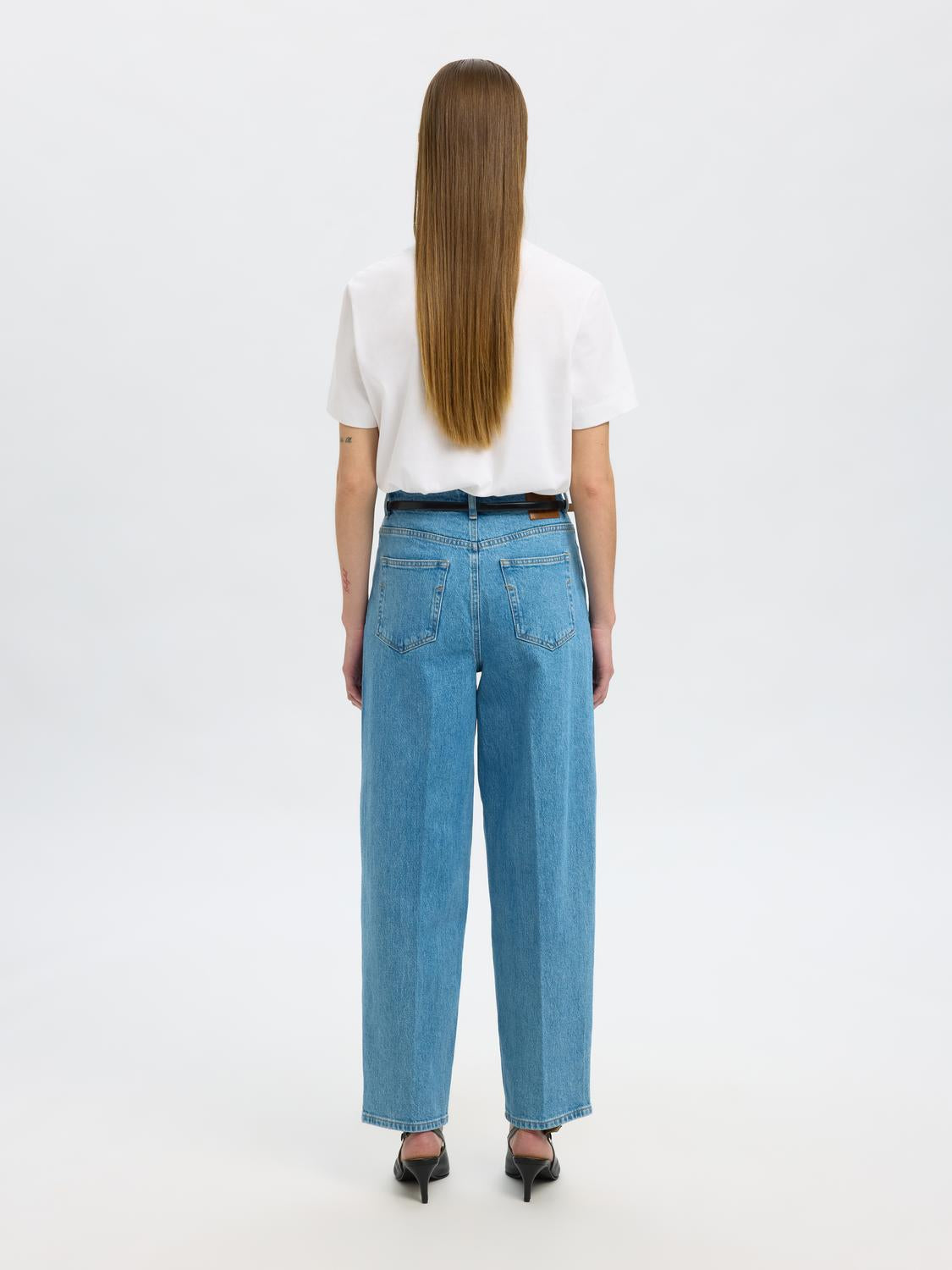 model_shot-back