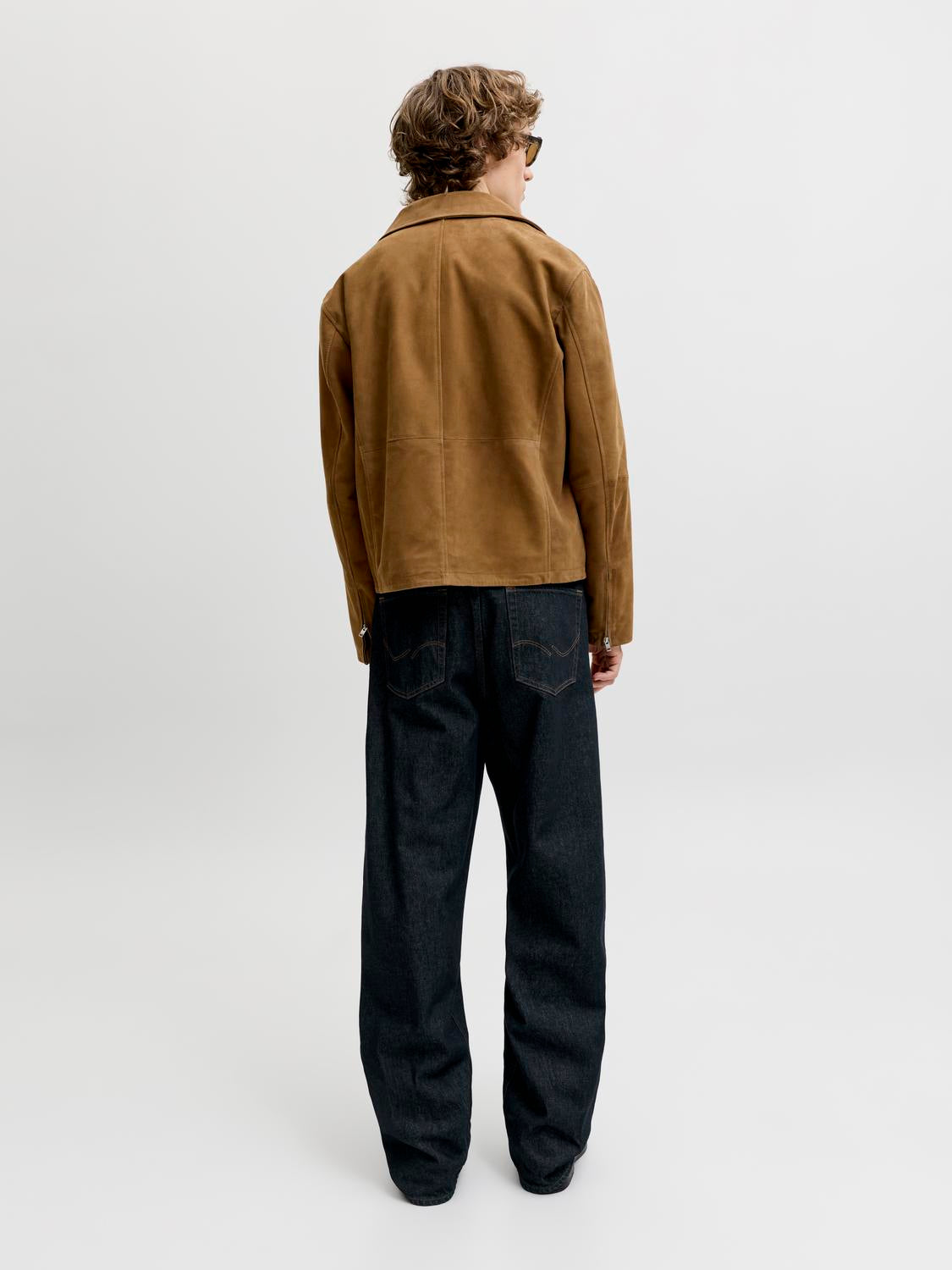 model_shot-back