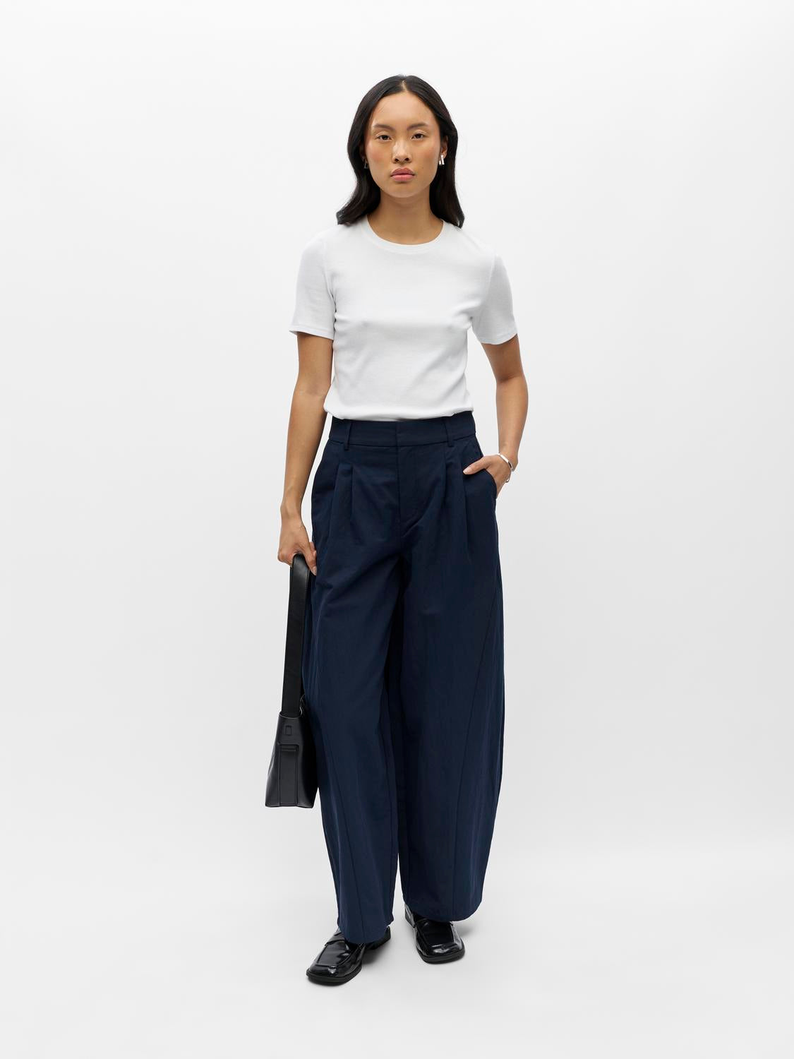 model_shot-front_full