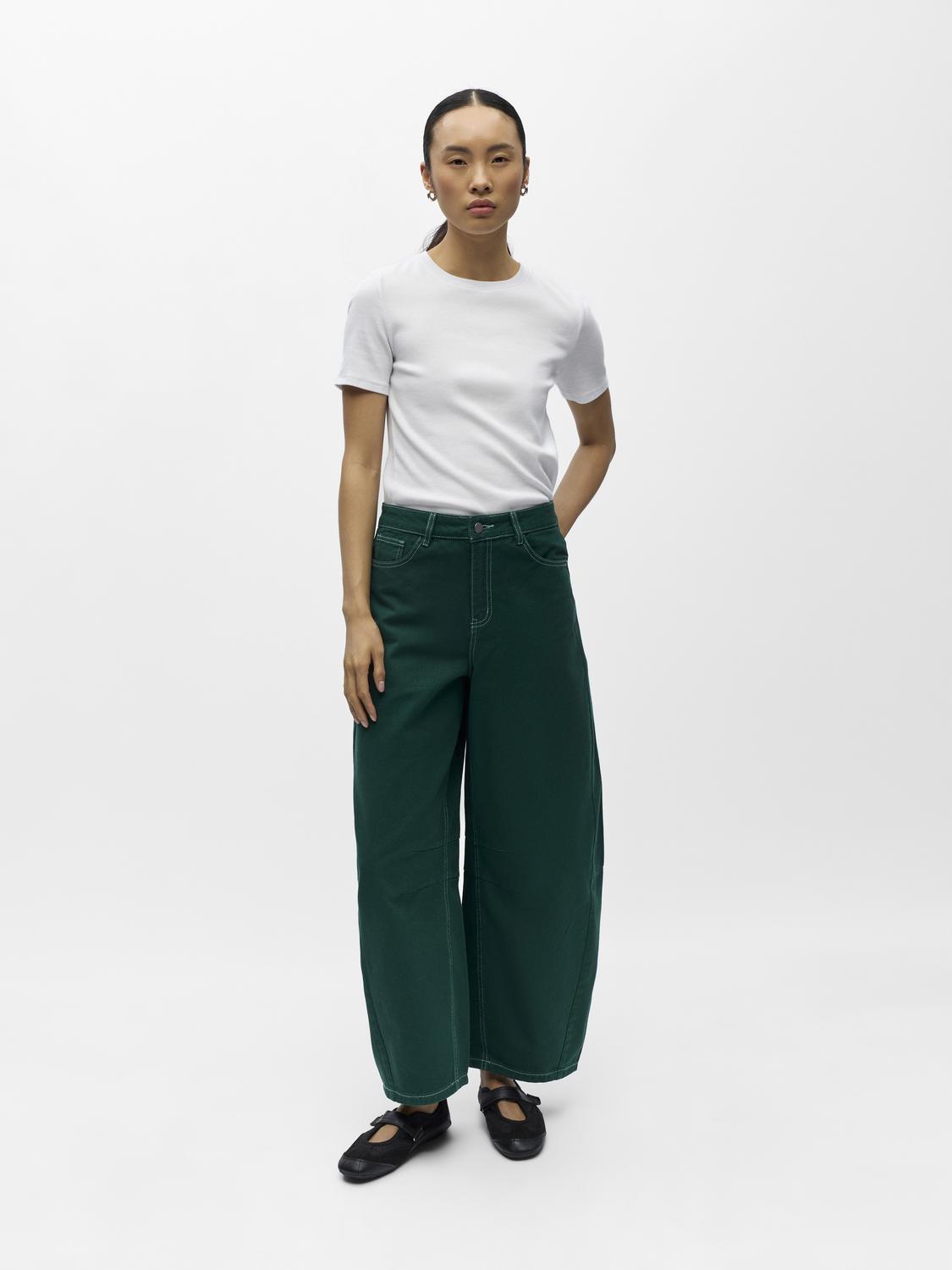 model_shot-front_full