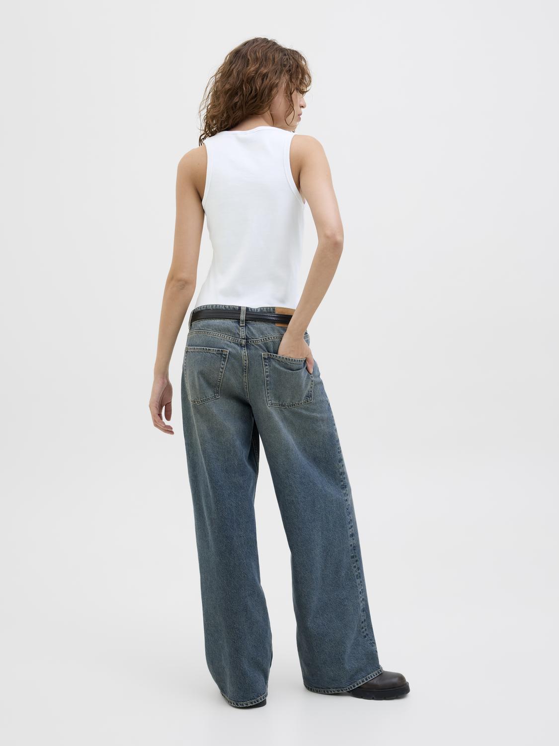 model_shot-back
