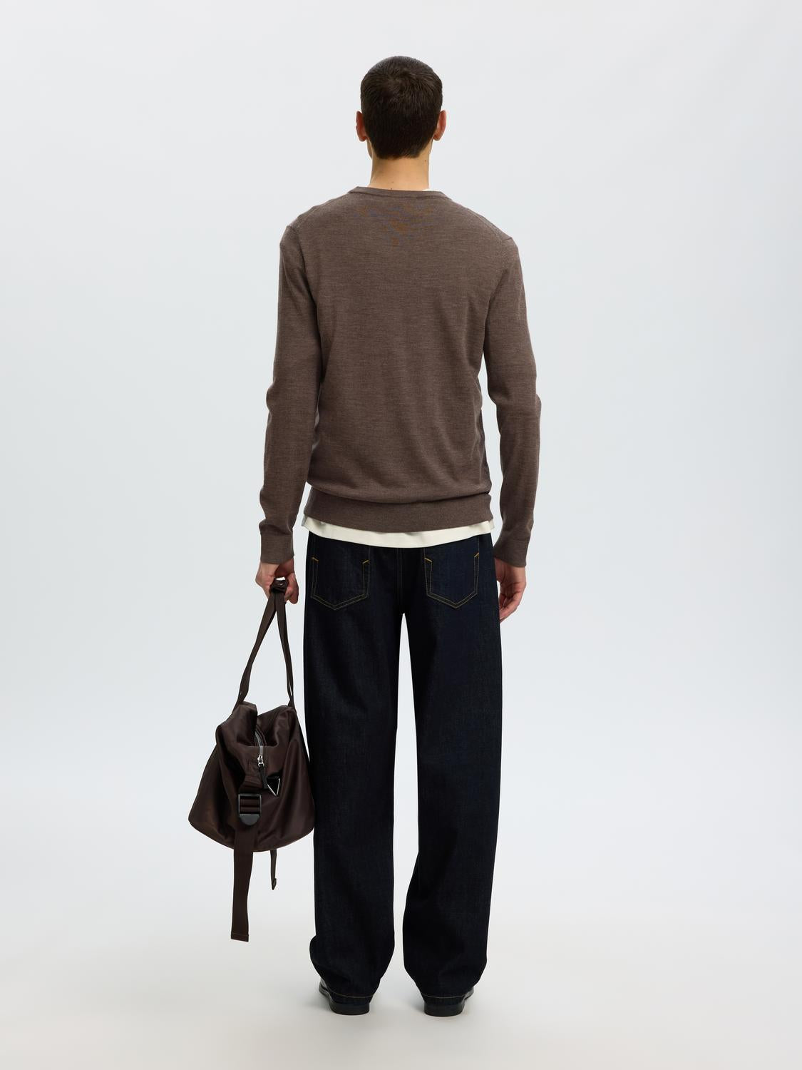 model_shot-back