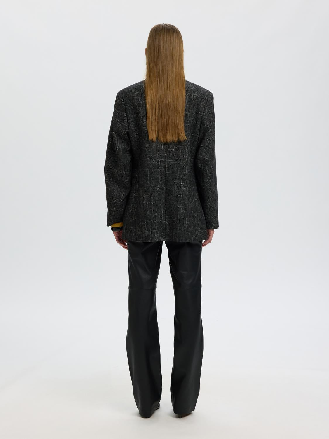 model_shot-back