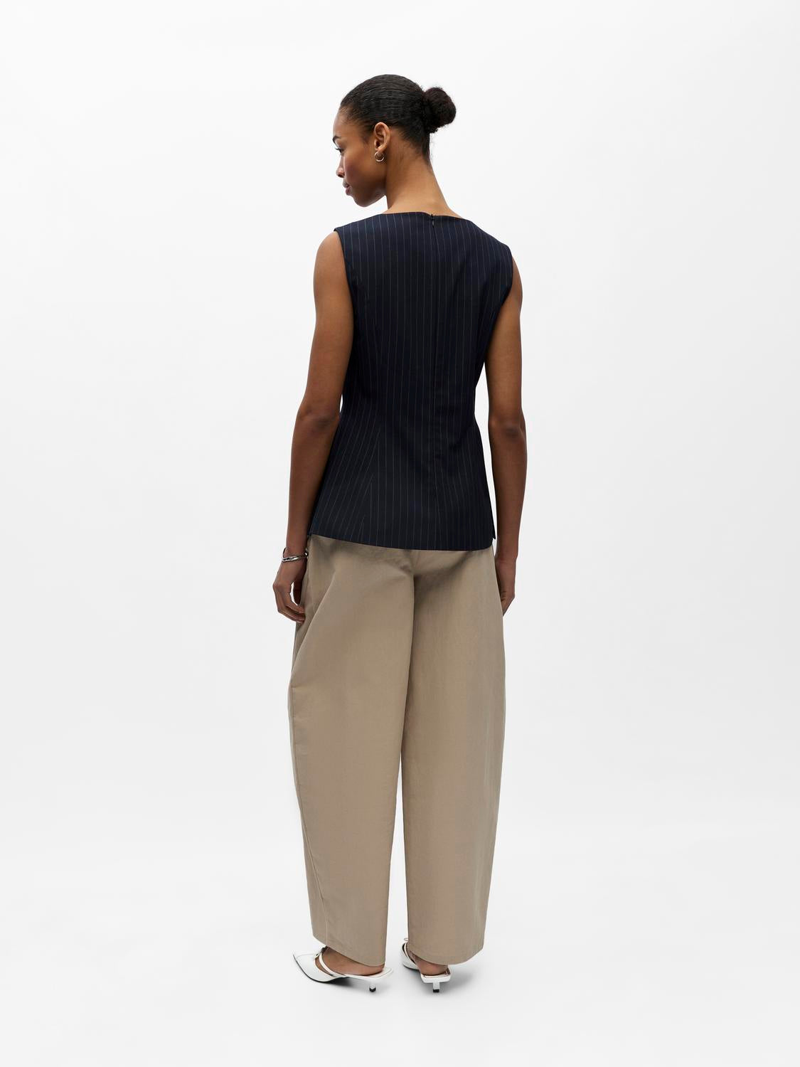 model_shot-back