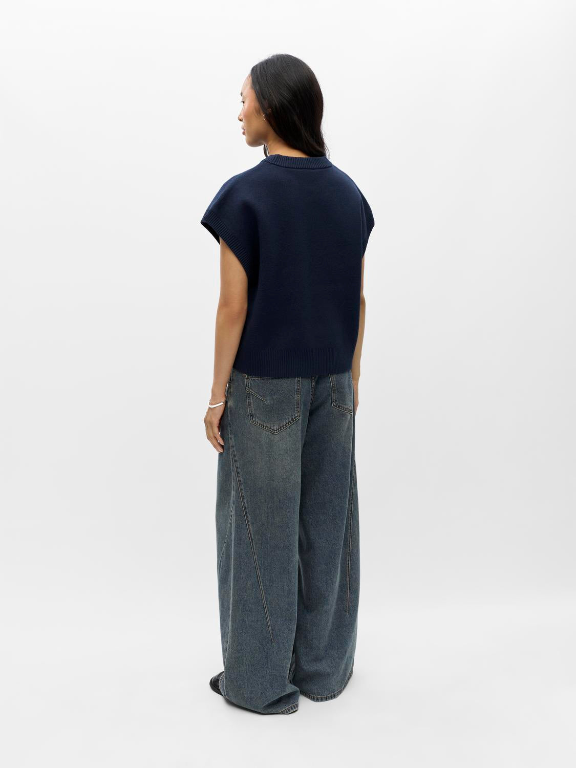 model_shot-back