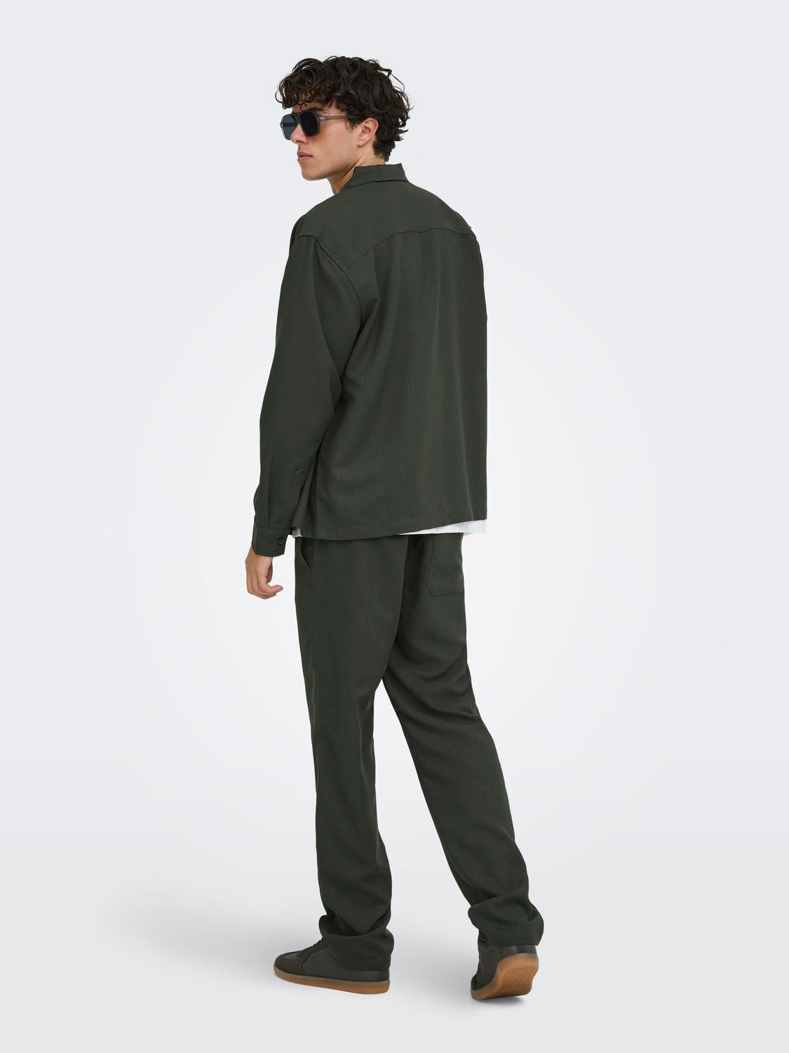model_shot-back