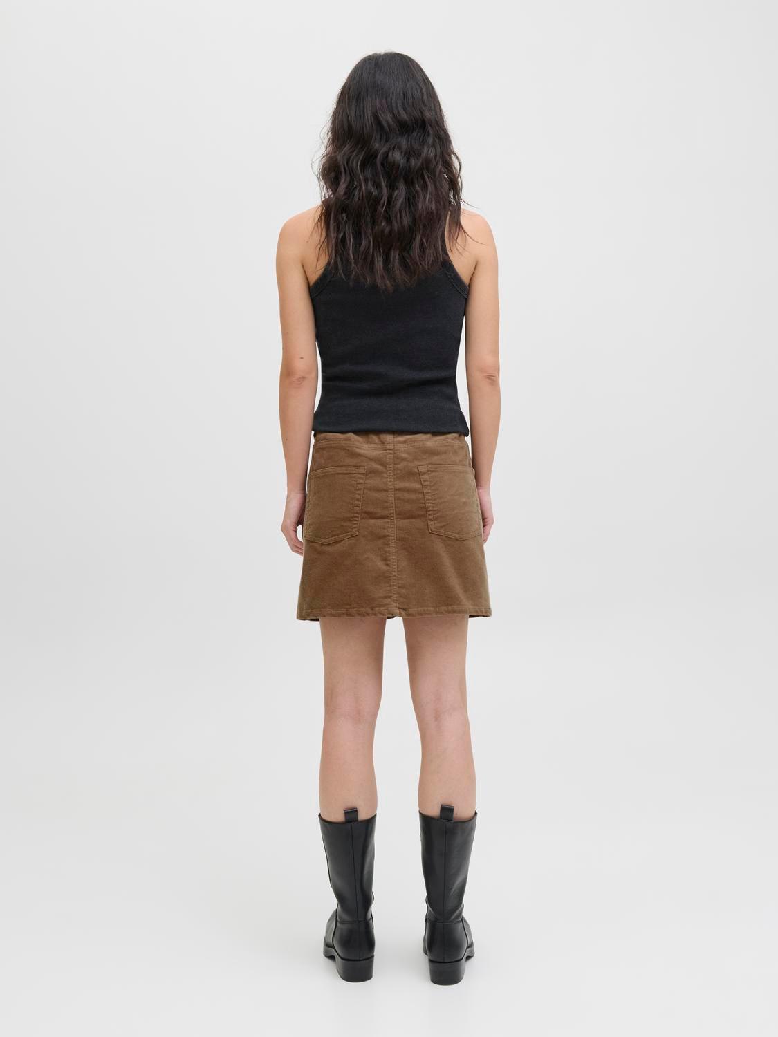 model_shot-back